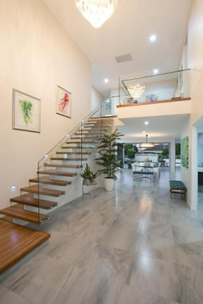 Palm Springs - Sophisticated Luxury, Surfers Paradise